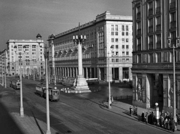 Warszawa, 1954. MDM – plac Konstytucji, ulica Marszałkowska. Fot. Zbyszko Siemaszko/FORUM