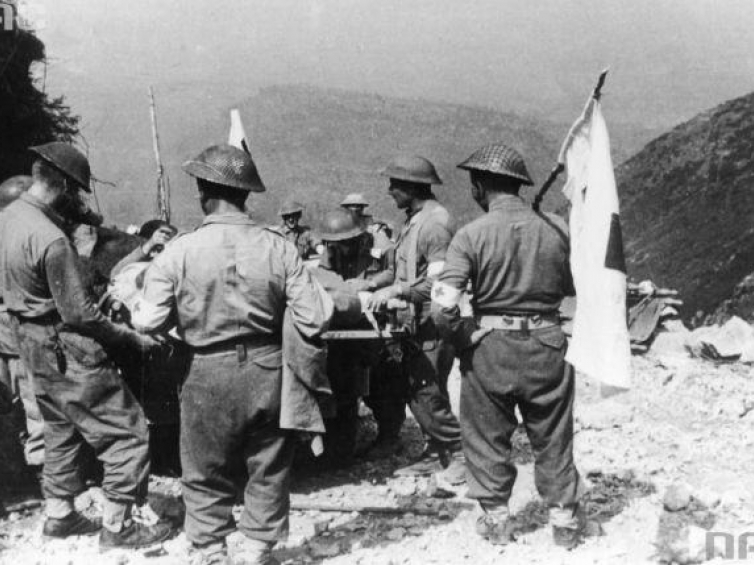 2 Korpus Polski w bitwie o Monte Cassino. Sanitariusze w trakcie ewakuacji rannych Drogą Polskich Saperów. Fot. NAC