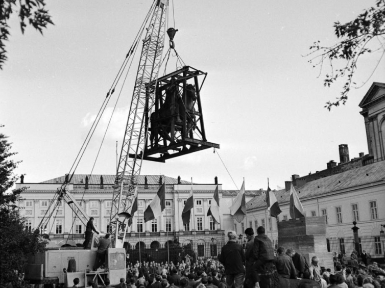 Ustawianie pomnika księcia Józefa Poniatowskiego przed pałacem Urzędu Rady Ministrów 1965 r. Fot. PAP/S. Dąbrowiecki