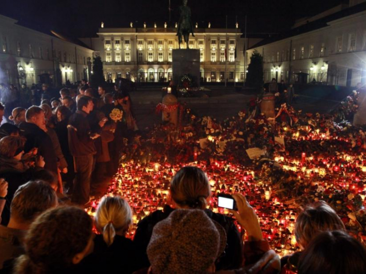 Ludzie składają kwiaty, zapalają znicze, modlą się za ofiary katastrofy samolotu TU-154 M, który rozbił się 10 kwietnia w Smoleńsku. Zginął prezydent RP Lech Kaczyński, jego żona Maria Kaczyńska i towarzysząca im delegacja. Fot. PAP/T. Gzell