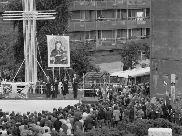 Msza święta. Obchody 5. rocznicy Czerwca 76 w Radomiu. 1981.06.25. Fot. PAP/CAF/W. Stan