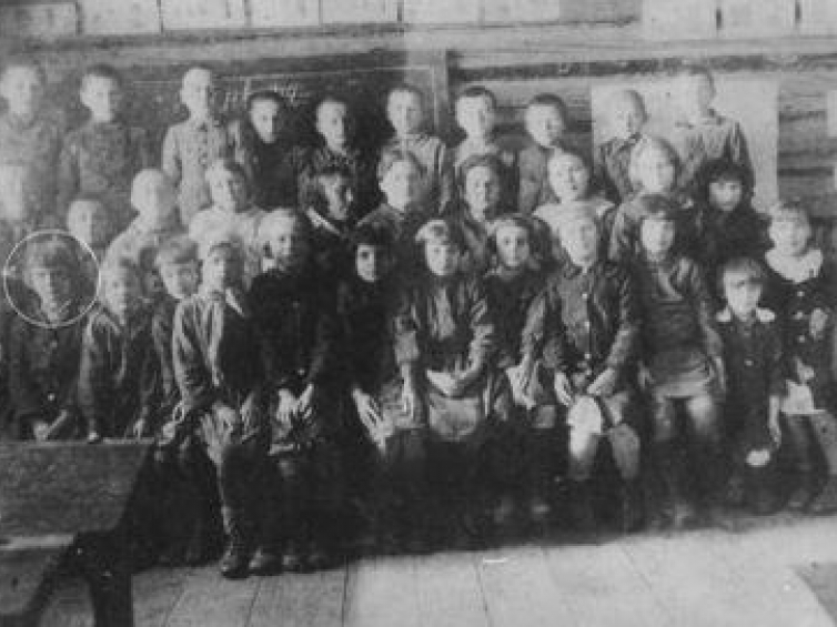 Syberia, posiołek nr 109. Alfreda zaznaczona w kółku, 1940. Fot. ze zbiorów A. Ferschke. Źródło MHP