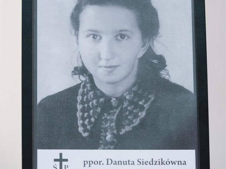 Portret Danuty Siedzikówny ps. Inka w Kaplicy Królewskiej w Gdańsku. Fot. PAP/A. Warżawa