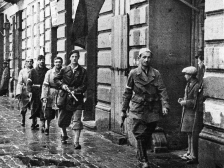 Patrol por. Stanisława Jankowskiego "Agatona" z batalionu Pięść na pl. Kazimierza Wielkiego w drodze do Śródmieścia. Warszawa 01.08.1944. Fot. PAP/Reprodukcja