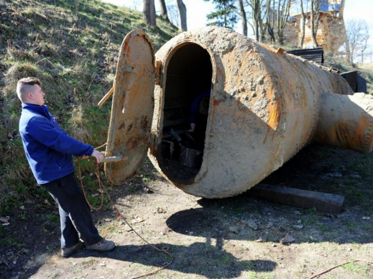 Stalowy schron przeciwlotniczy z czasów II wojny światowej w Forcie Gerharda w Świnoujściu. Fot. PAP/M. Bielecki