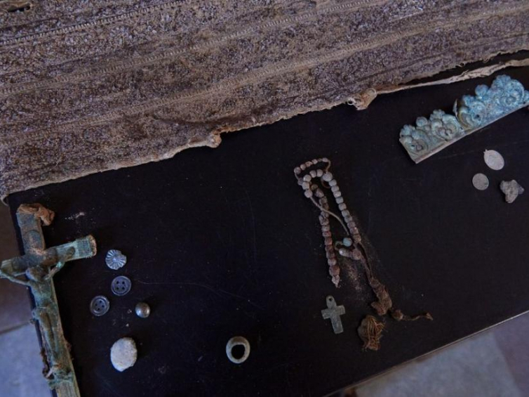 Krzyżyk i różaniec z XVIII wieku odkryte w grobach w Gniewie oraz fragment szaty z XVIII wieku odkryty w krypcie kościoła NMP w Piasecznie. Fot. PAP/A. Warżawa