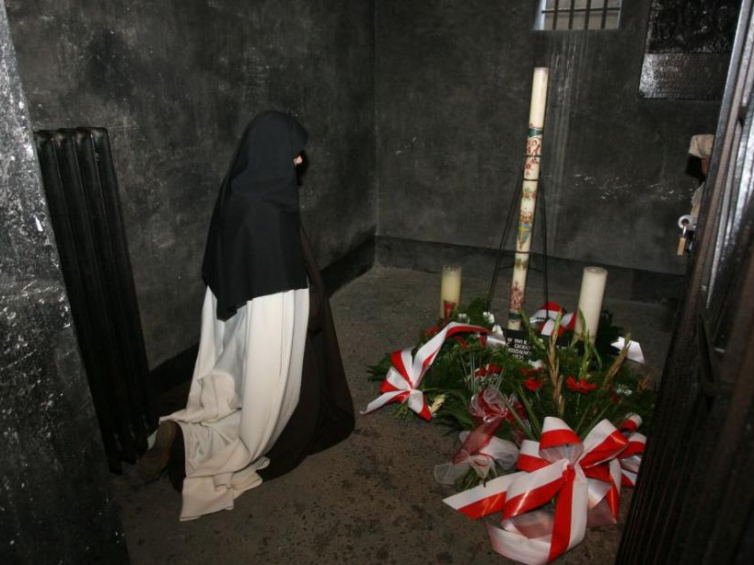 Zakonnica modli się w celi śmierci o. Maksymiliana Kolbego na terenie niemieckiego, nazistowskiego obozu koncentracyjnego Auschwitz. Fot. PAP/J. Bednarczyk