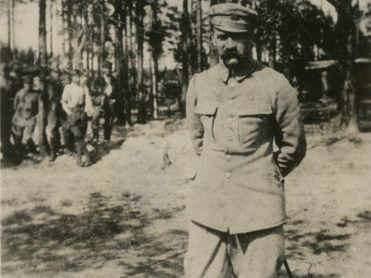 Komendant Józef Piłsudski. Pozycje pod Kostiuchnówką. Czerwiec, 1916 r. Źródło: CAW/WBH