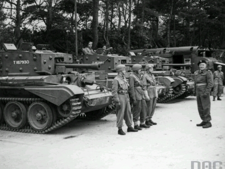 1 Dywizja Pancerna. Z prawej gen. S. Maczek. Widoczne czołgi Cromwell VII. Lipiec 1944. Fot. NAC