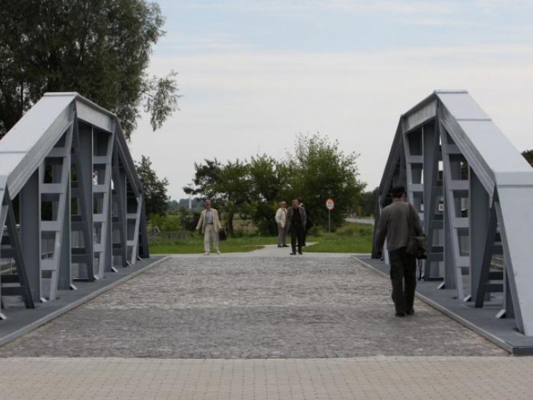 Zabytkowy most w Maurzycach po remoncie. 2009 r. Fot. PAP/G. Michałowski