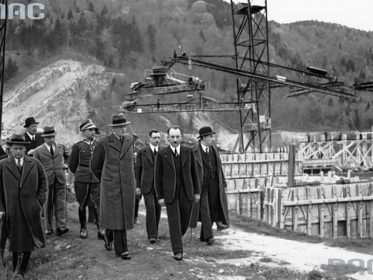 Prezydent RP Ignacy Mościcki, wicepremier Eugeniusz Kwiatkowskiego, minister spraw wojskowych gen. Tadeusz Zbigniewa Kasprzycki, minister komunikacji Juliusz Ulrych, minister przemysłu i handlu Antoni Roman oraz kierownik robót inż. Ziemowit Śliwiński na budowie zapory wodnej w Rożnowie. 1938.05. Źródło: NAC