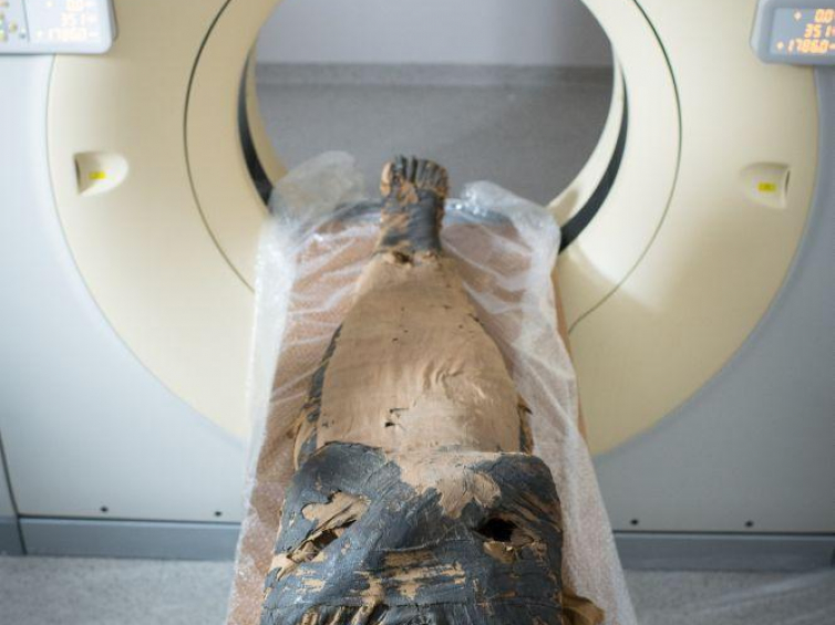 Badanie mumii Hor-Dżehuti w ramach Warszawskiego Projektu Interdyscyplinarnych Badań Mumii (Warsaw Mummy Project). Fot. PAP/J. Turczyk