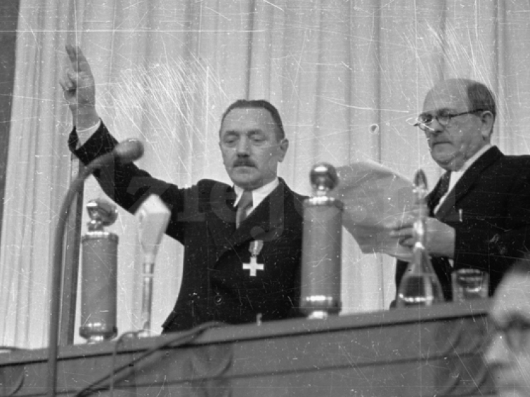 I posiedzenie Sejmu Ustawodawczego. Bolesław Bierut sklada przysięgę na ręce marszałka Sejmu – Władysława Kowalskiego. Warszawa, 05.02.1947 r. Fot. PAP/CAF/J. Baranowski 