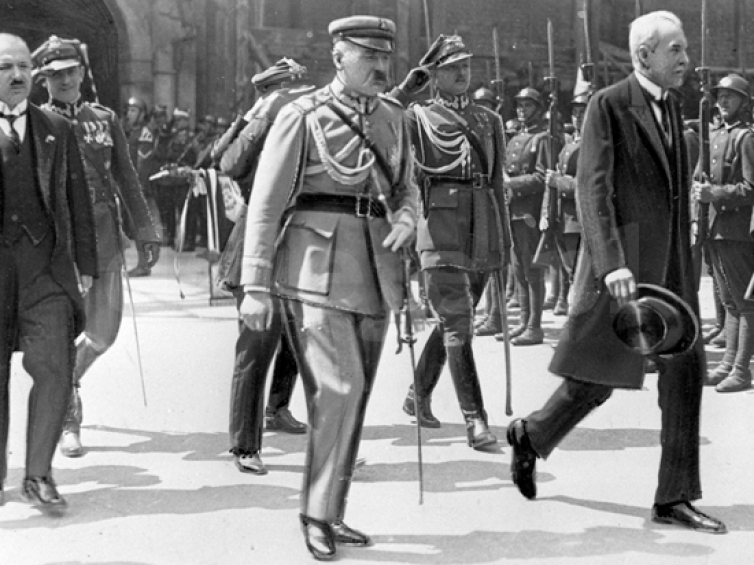 Prezydent Ignacy Mościcki w towarzystwie Marszałka Piłsudskiego i premiera K. Bartla przybywa w dniu 4.04.1926 r. na Zamek Królewski w Warszawie celem złożenia przysięgi. Fot. PAP/Archiwum