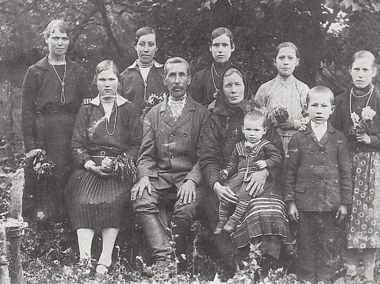Rodzina Jasionczaków z Woli Ostrowieckiej. Wszyscy zostali zamordowani przez UPA. Źródło: IPN