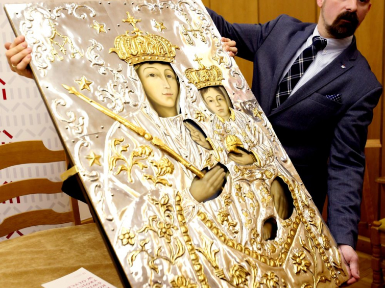 Gdański artysta malarz Tomasz Kucharski (P)przy wykonanej przez siebie kopii obrazu Matki Bożej z Dzieciątkiem. Fot. PAP/L. Szymański