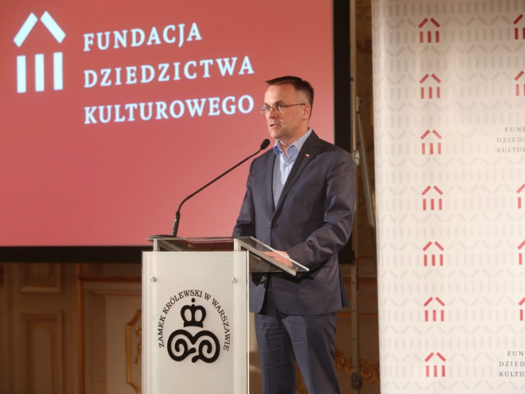 Wiceminister kultury i dziedzictwa narodowego Jarosław Selin podczas uroczystości. Fot. PAP/L. Szymański