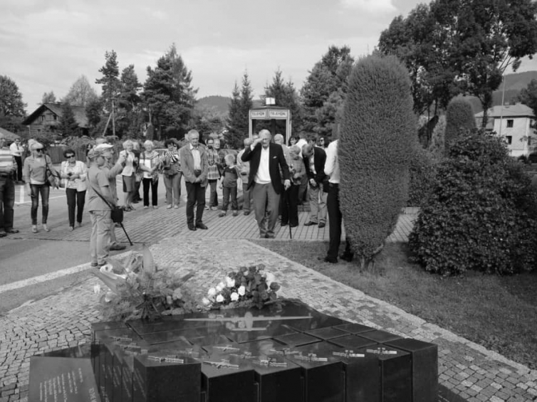 Charles Keutman (C). Uroczystości 70. rocznicy zestrzelenia. 2014 r. Źródło: Gminny Ośrodek Kultury w Jeleśni