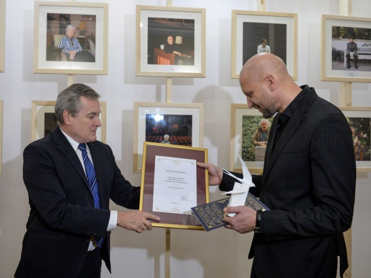 Wicepremier Piotr Gliński i choreograf Jacek Przybyłowicz podczas uroczystości wręczenia nagrody Ministra Kultury i Dziedzictwa Narodowego. Fot. PAP/M. Obara