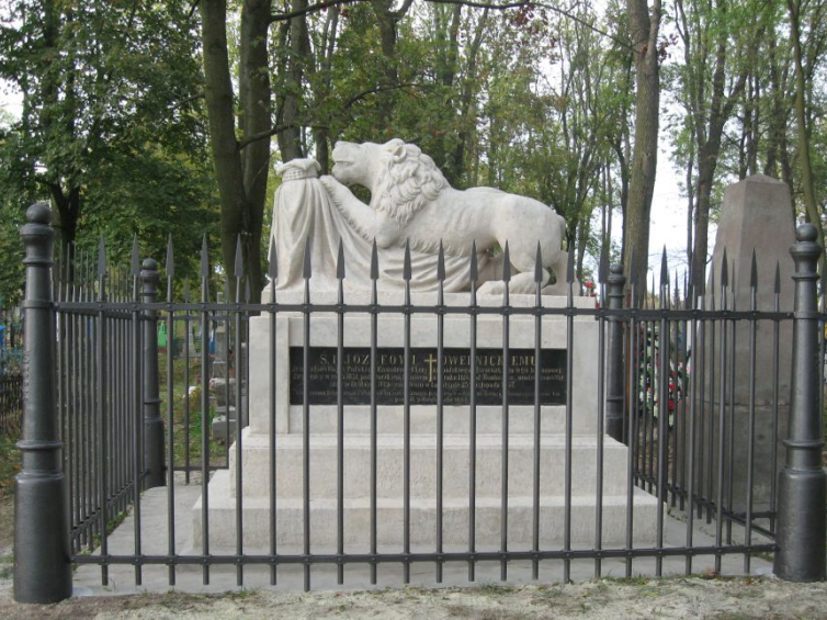Pomnik gen. Józefa Dwernickiego na cmentarzu w Łopatynie po konserwacji. Fot. Fundacja Mosty