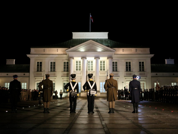 Ceremonia objęcia posterunków honorowych z okazji Dnia Podchorążego. Fot. PAP/L. Szymański