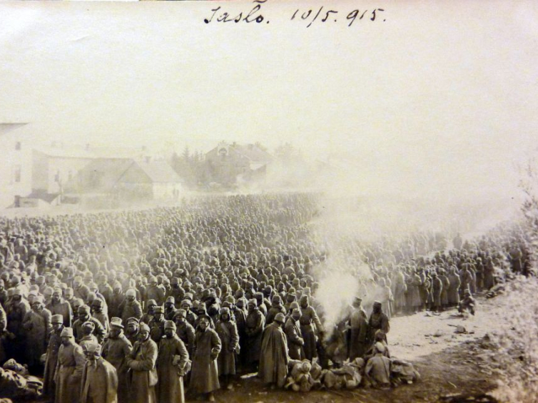 6000 rosyjskich jeńców. Jasło 10 maja 1915 r. Źródło: Muzeum Piłsudskiego w Sulejówku