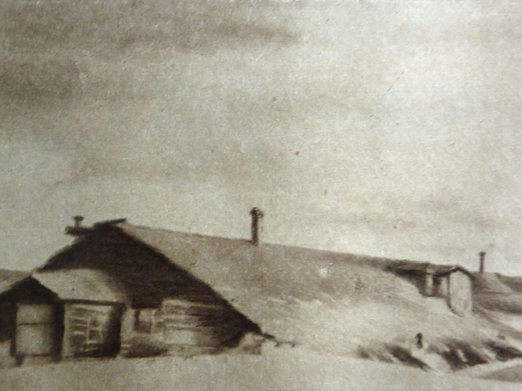 Baraki-ziemianki w Nowonikołajewsku. Źródło: Muzeum Piłsudskiego w Sulejówku