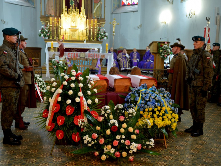 Uroczystości pogrzebowe szczątków 27 żołnierzy Wojska Polskiego, obrońców Lwowa w 1939 r. w Mościskach na Ukrainie. Fot. PAP/D. Delmanowicz