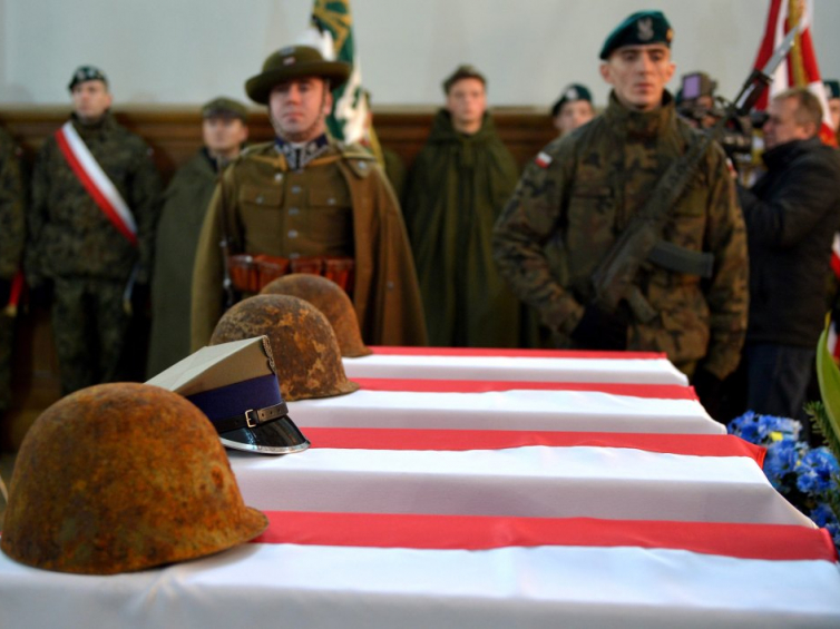 Uroczystości pogrzebowe szczątków 27 żołnierzy Wojska Polskiego, obrońców Lwowa w 1939 r. w Mościskach na Ukrainie. Fot. PAP/D. Delmanowicz