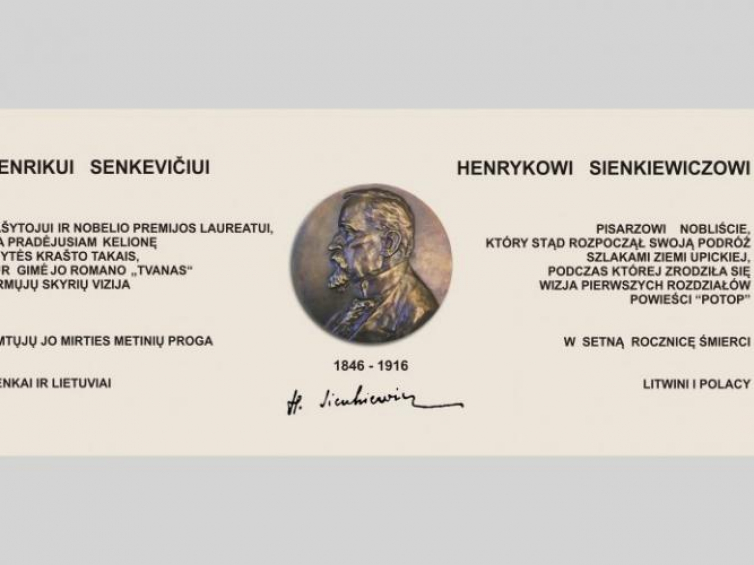 Pamiątkowa dwujęzyczna tablica poświęcona Henrykowi Sienkiewiczowi w Bystrampolu. Źródło: MSZ