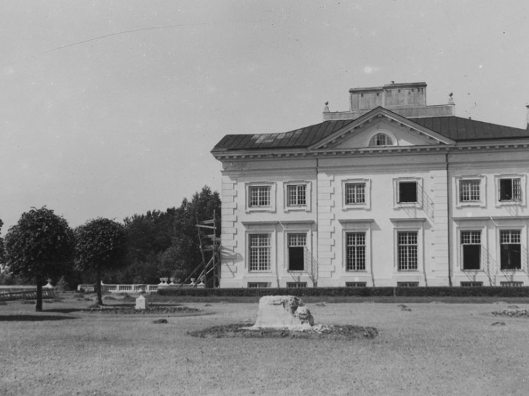 Pałac Tyszkiewiczów w Zatroczu; widok od strony ogrodu. Lata 1918-1939. Źródło: NAC