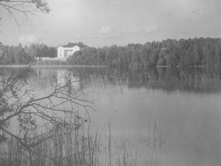 Pałac Tyszkiewiczów w Zatroczu; widok zza jeziora Galwe. Lata 1918-1939. Źródło: NAC
