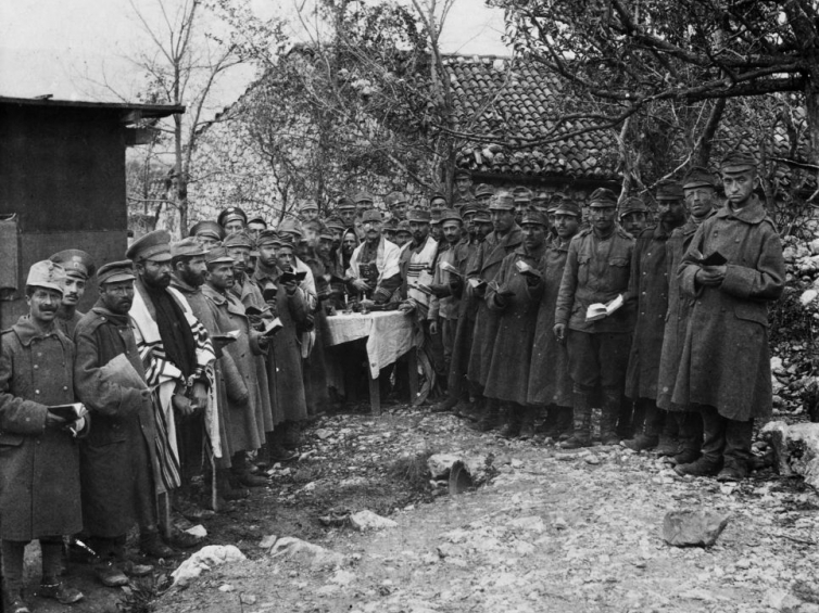 Nabożeństwo dla żołnierzy austro-węgierskich i rosyjskich jeńców eojennych, prowadzone przez rabinów polowych. Źródło: Żydowskie Muzeum Galicja/Kolekcja CAHJP w Jerozolimie