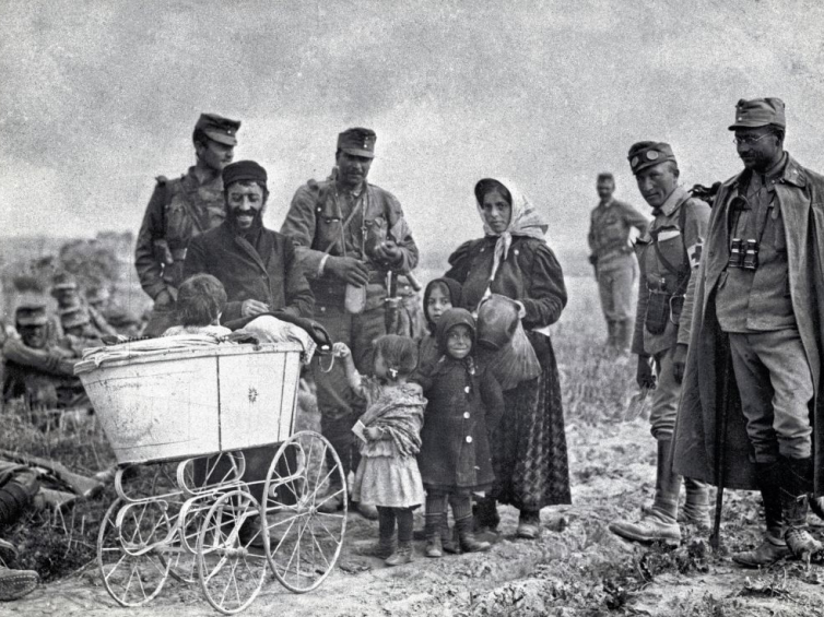 Rodzina żydowskich uchodźców po przybyciu na tereny zajęte przez armię austro-węgierską. Źródło: Żydowskie Muzeum Galicja/Getty Images