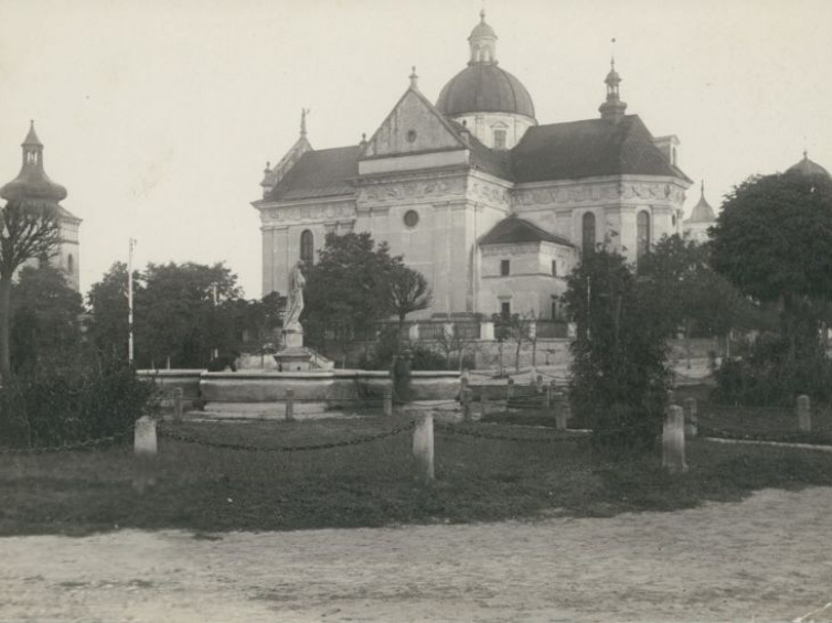 Kolegiata pw. św. Wawrzyńca w Żółkwi. Fotografia, ok. 1920 r. Źródło: BN Polona