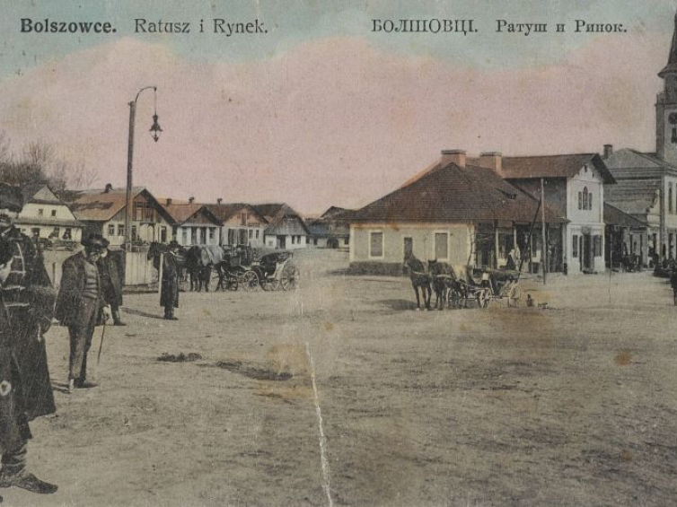 Bołszowce, ratusz i rynek. Pocztówka sprzed 1915 r. Źródło: BN Polona