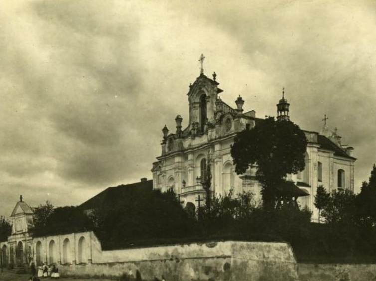 Kościół i klasztor karmelitów w Bołszowcach około 1914 r. Źródło: Instytut Historii Sztuki UJ