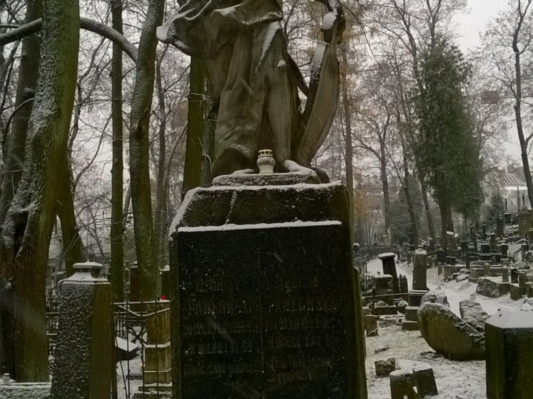 Wilno - Cmentarz Bernardyński na Zarzeczu. Pomnik nagrobny rodziny Pawłowskich. Fot. Dorota Janiszewska-Jakubiak