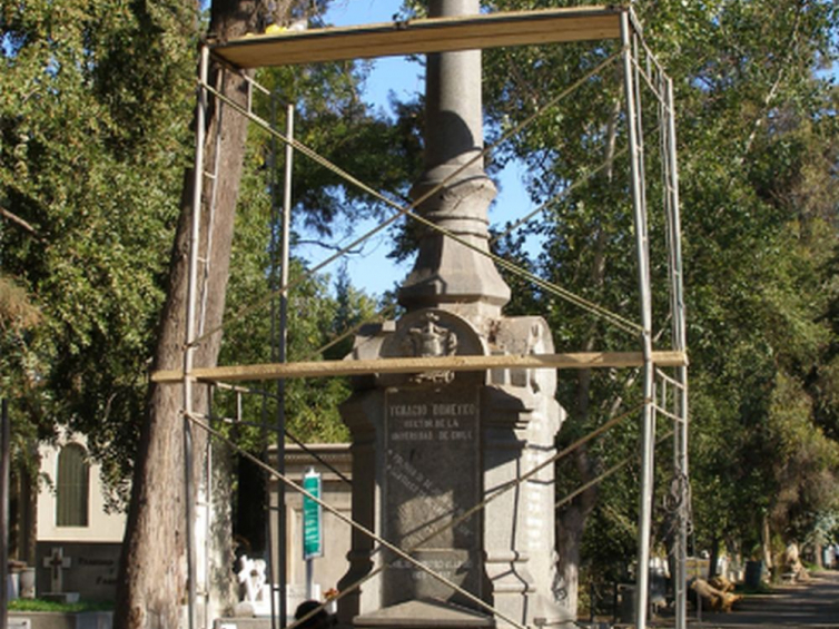 Cmentarz Generalny w Santiago de Chile. Konserwacja pomnika nagrobnego Ignacego Domeyki i jego rodziny. Fot. Janusz Smaza