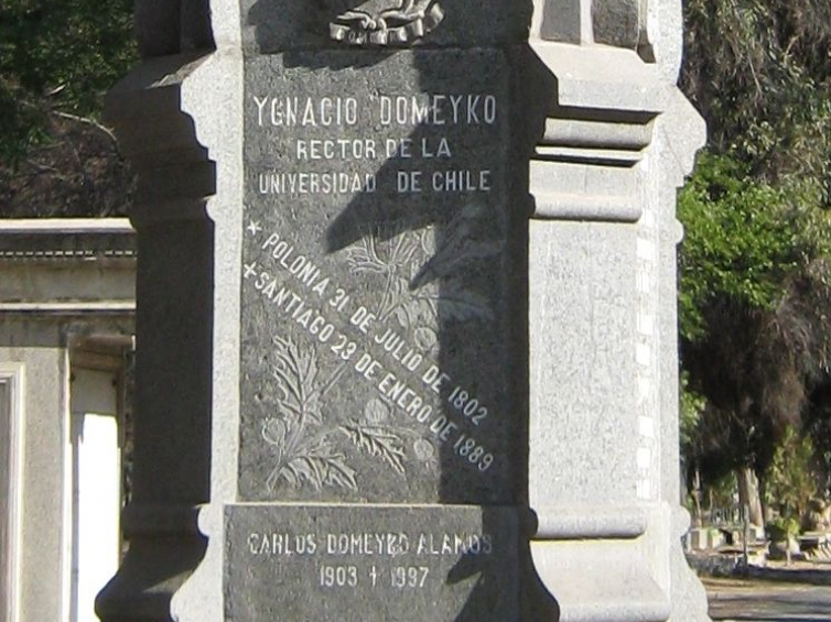 Cmentarz Generalny w Santiago de Chile. Pomnik nagrobny Ignacego Domeyki i jego rodziny. Fot. Janusz Smaza