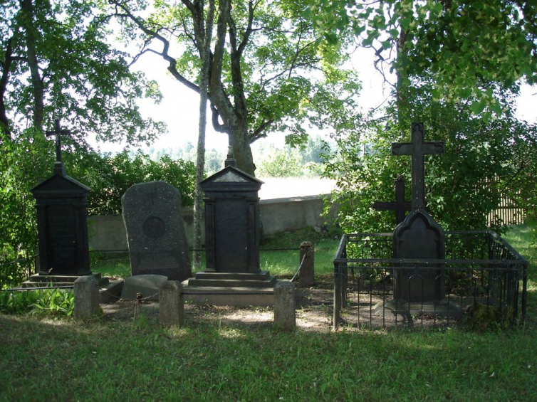 Cmentarz w Drycanach. Kwatera grobowa rodziny Manteufflów - stan przed konserwacją. Fot. Dorota Janiszewska-Jakubiak