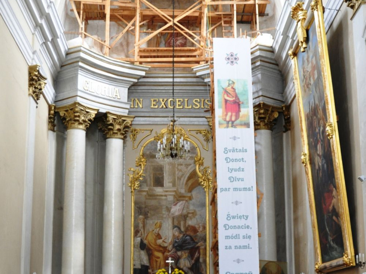 Ołtarz w kościele parafialnym pw. św Ludwika w Krasławiu. 2014. Fot. W. Walczak