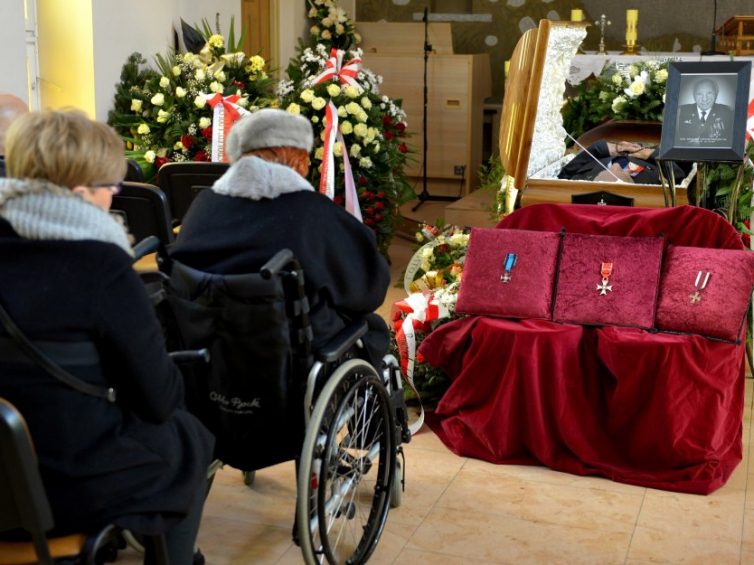 Uroczystości pogrzebowe gen. Ludwika Krempy na cmentarzu komunalnym w Sanoku. Fot. PAP/D. Delmanowicz