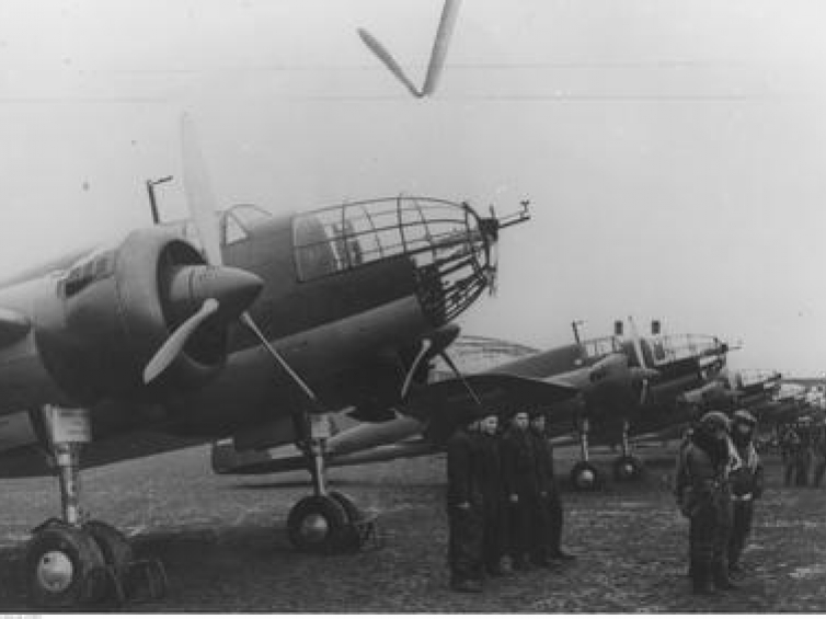 Załogi samolotów PZL-37 "Łoś" przy maszynach. Fot. NAC