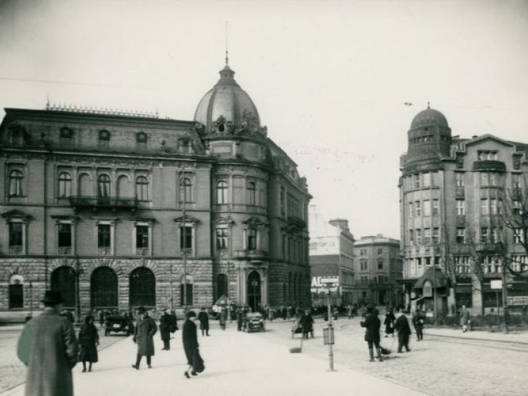 Lwów - gmach Galicyjskiej Kasy Oszczędności. Pocztówka. 1910 r. Źródło: BN Polona