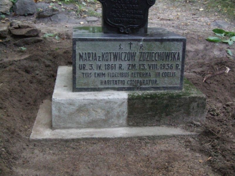 Cmentarz wojskowy na Antokolu w Wilnie. Grób Mariana Zdziechowskiego podczas konserwacji. Fot. Marta Dacyna