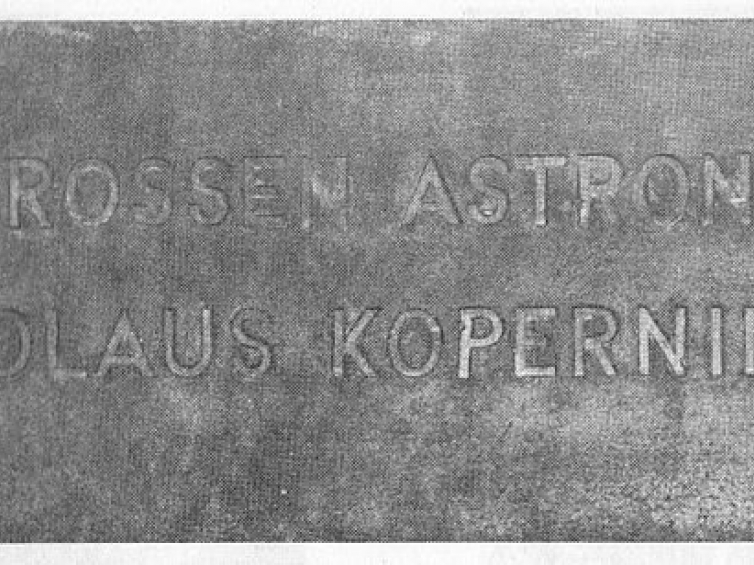Tablica usunięta przez Macieja Aleksego Dawidowskiego z pomnika Mikołaja Kopernika. Źródło: Wikimedia Commons