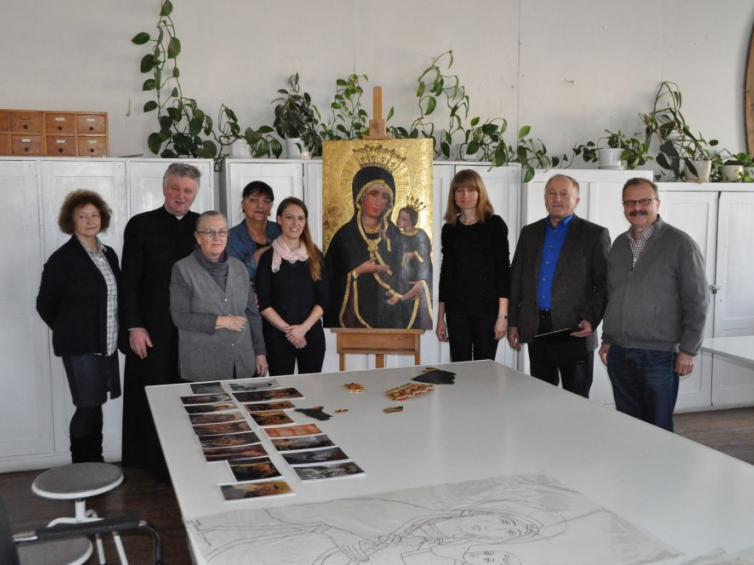 Zespół konserwatorów pracujących przy gotyckim obrazie Matki Bożej z kościoła w Kętach. Fot. ks. Szymon Tracz