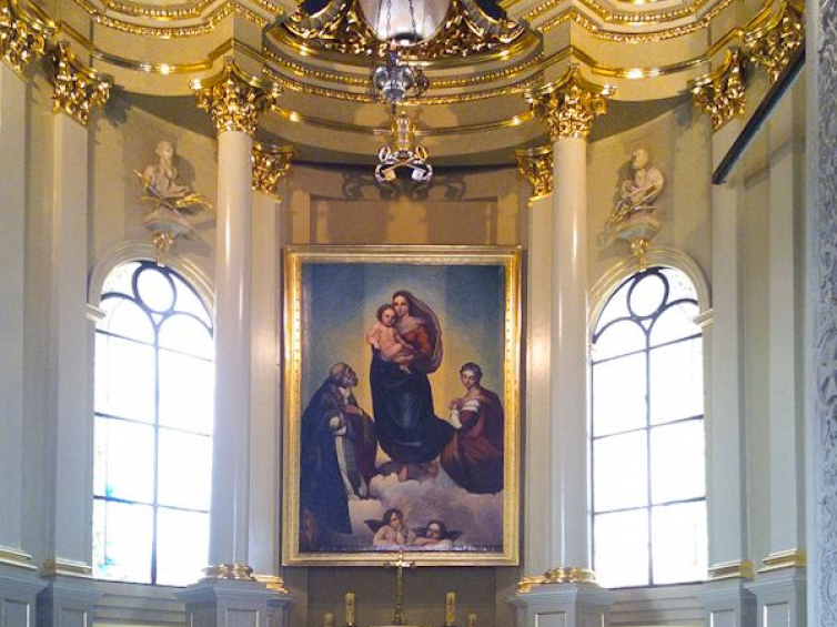 Ołtarz z obrazem "Madonna wśród świętych" w kościele pw. św. Stanisława Biskupa i Męczennika. 2014 r. Fot. Fundacja Niepodległości