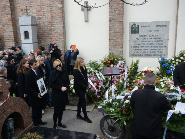 Córki zmarłego: Agata (C-L) i Paulina (C-P) podczas uroczystości pogrzebowych Wojciecha Młynarskiego na warszawskich Powązkach. Fot. PAP/J. Kamiński